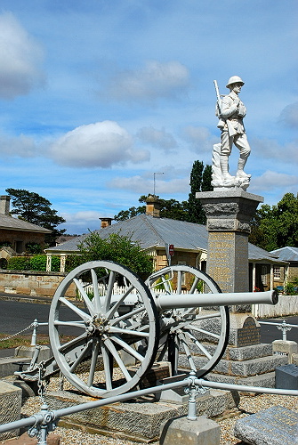 File:Sculpture in ross tasmania.jpg