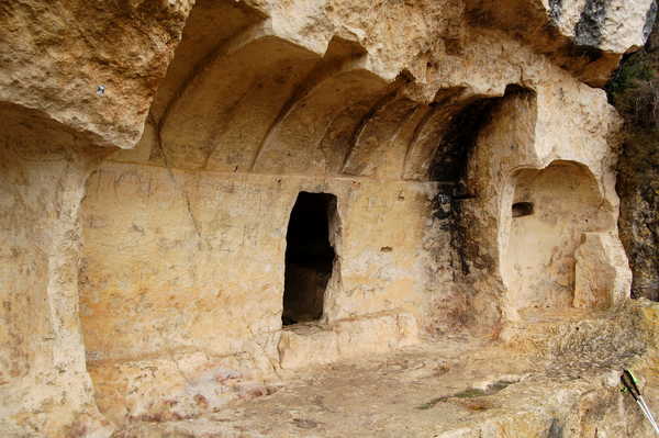 Archivo:Cueva en Gobas de Laño.jpg