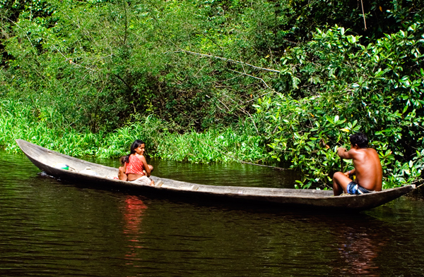 Файл:A Warao family in their canoe.jpg