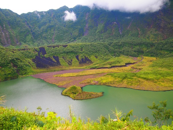 Файл:Mt galunggung volcanic crater.jpg