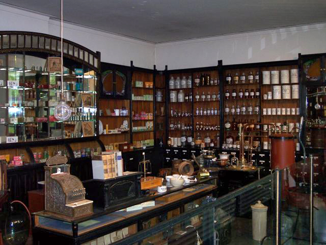 Файл:Inneres einer historischen Apotheke.jpg