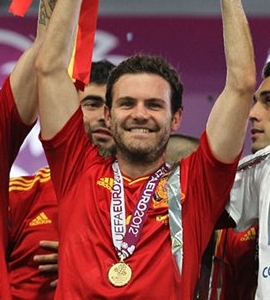 Archivo:Mata Euro 2012 trophy.jpg