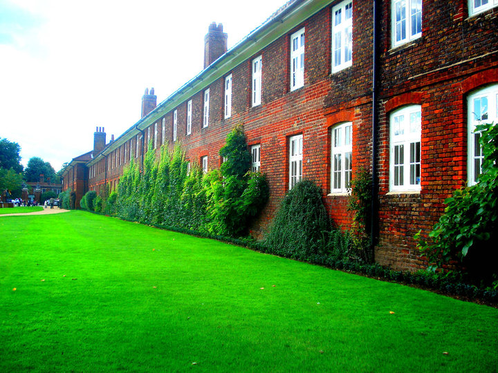 Archivo:Barracks of Hampton Court Palace.jpg