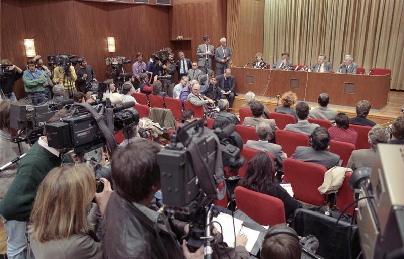 File:Bundesarchiv Bild 183-1989-1109-030, Berlin, Schabowski auf Pressekonferenz.jpg