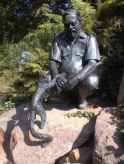 Файл:Gerald Durrell statue.jpg