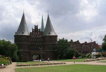 File:LuebeckHolstentor.jpg