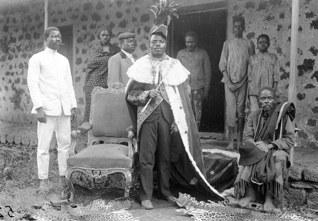 Archivo:Manuel Martins Kiditu and entourage circa 1912.jpg