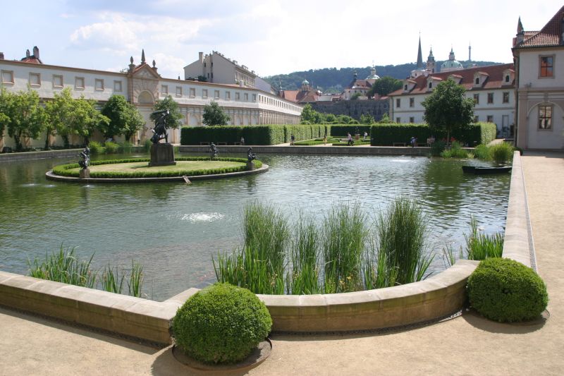 File:Valdstejnsky Palace garden lake.jpg