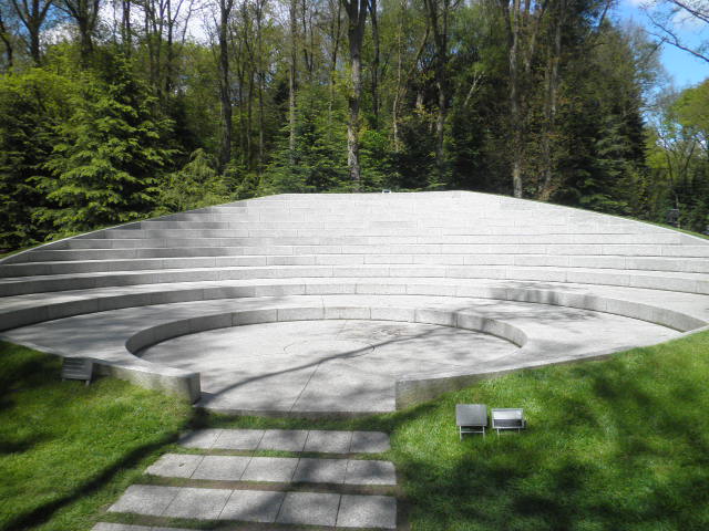 File:Amphithéâtre, Kröller-Müller Museum.JPG