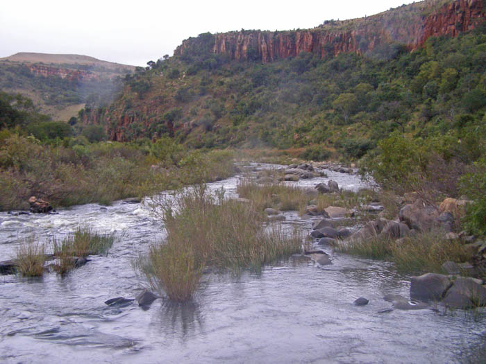 Archivo:Rio Komati gorge cmichaelhoganlowres.jpg