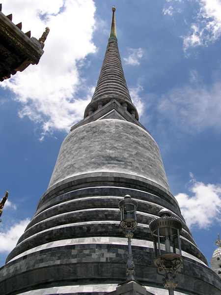 File:Stupa in Wat Ratchapradit.jpg