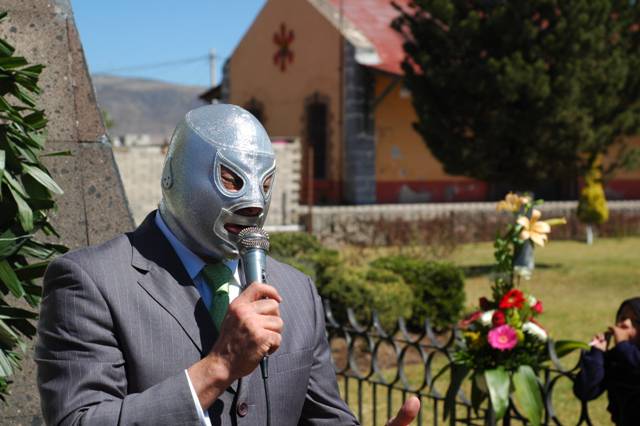 Archivo:Hijo del Santo with microphone.jpg