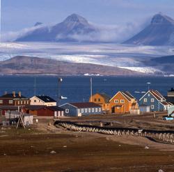 File:Ny-Aalesund summer.jpg