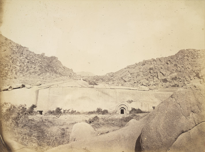 Archivo:Sudama and Lomas Rishi Caves at Barabar, Bihar, 1870.jpg