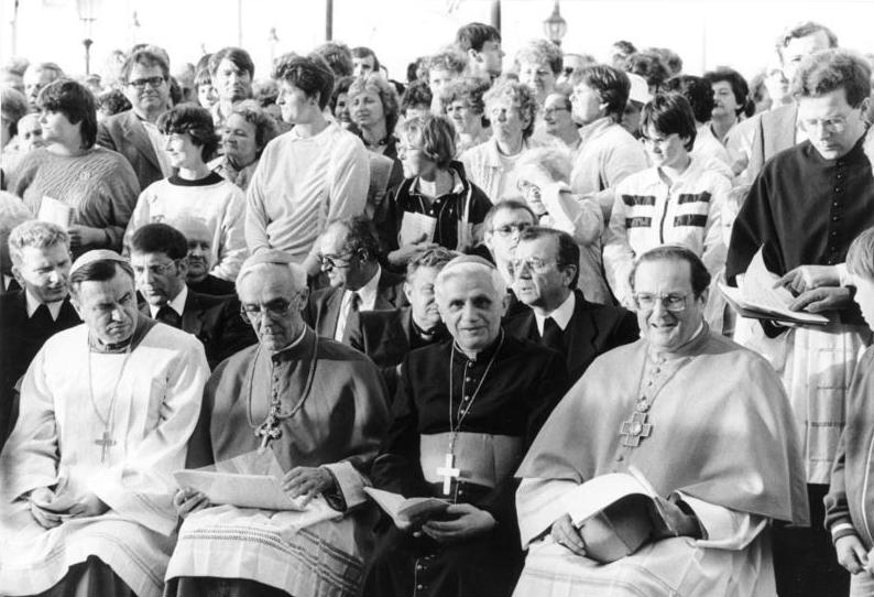 File:Bundesarchiv Bild 183-1987-0710-035, Dresden, Katholikentreffen.jpg