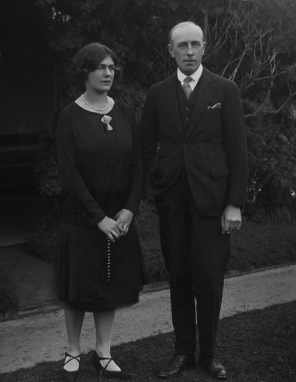 File:Joan and Daryl Lindsay.jpg