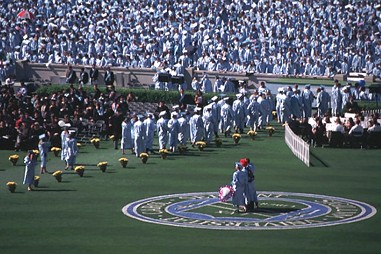 Archivo:Commencement Ceremony at Kenan Memorial Stadium.jpg