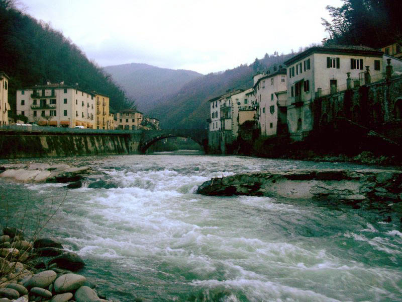 Archivo:Il Lima a Bagni di Lucca.jpg