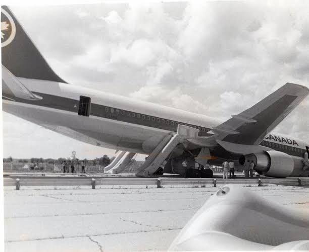 File:Air Canada Flight 143 after emergency landing 2.jpg