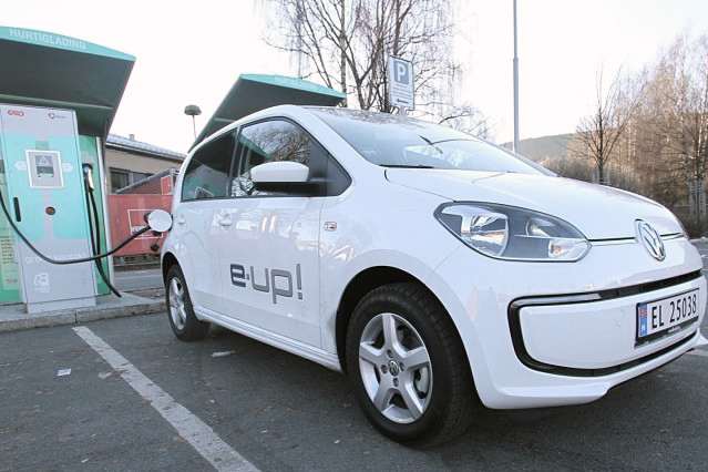 Archivo:Volkswagen e-up! charging OFV trimmed.jpg