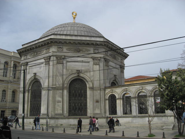 File:Sultan tombs Divan Yolu March 2008.JPG