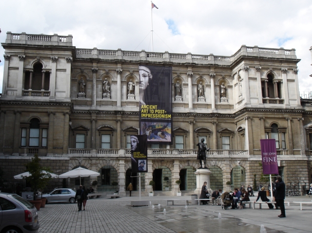 Файл:Burlington House-Courtyard.jpg