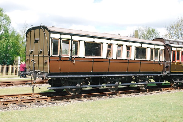 Archivo:GWR Dean 31 6-wheel Family Saloon No.2511 (6766965631).jpg