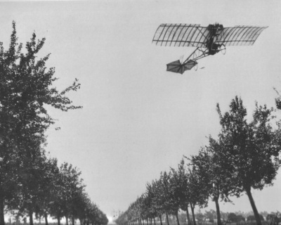 File:Alberto Santos Dumont flying the Demoiselle (1909).jpg