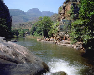 Файл:River at Graaff-Reinet - South Africa (2417727921).jpg