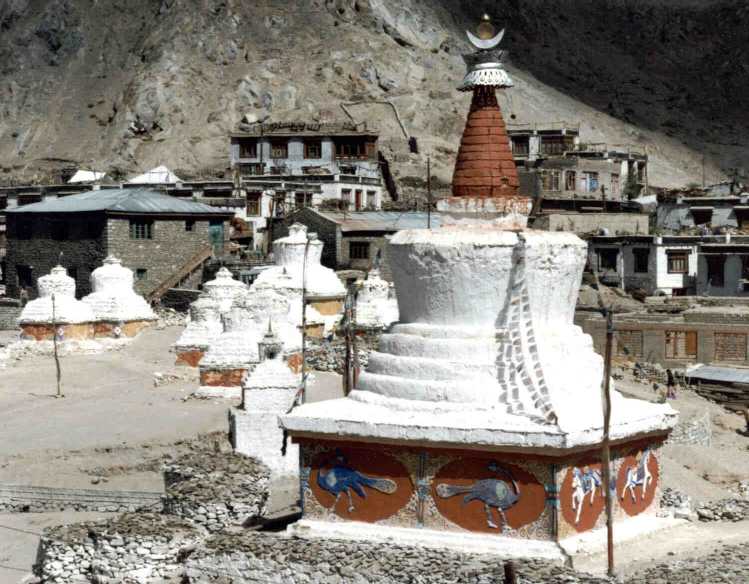 File:Stupa Chorten Ladakh.jpg