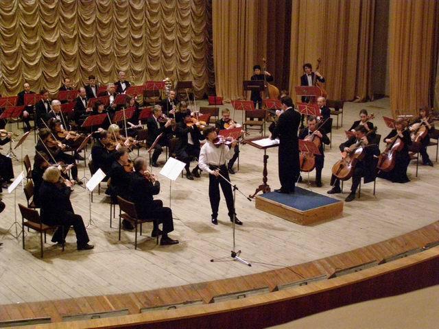 Файл:Yury Revich with orchestra.jpg