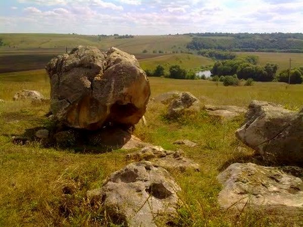 Файл:Конь-камень на реке Красивая Меча.jpg