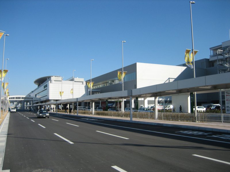 File:KobeAirportTerminalRoad.jpg