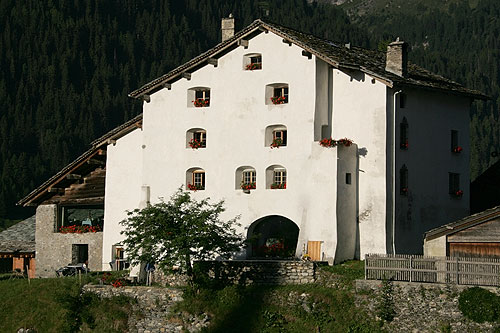 File:Picswiss GR-84-14 Hotel "Weiss Kreuz" in Splügen.jpg