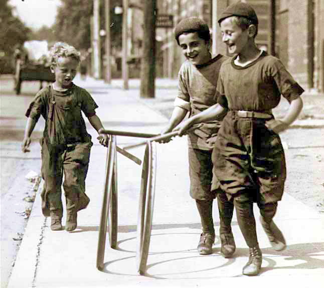 Archivo:Boys with hoops on Chesnut Street.jpg