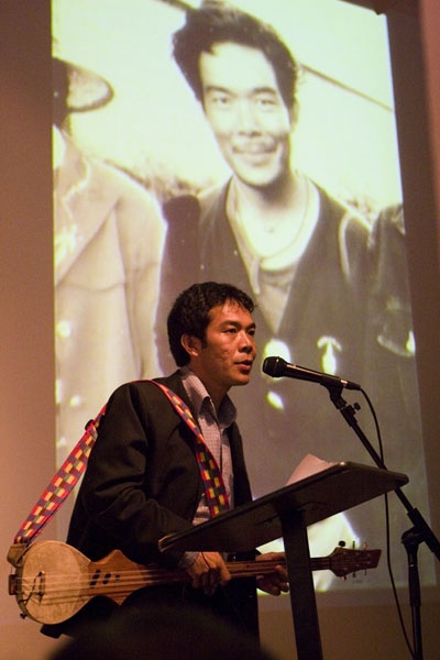 File:Ngawang Choephel at podium w dranyen.jpg