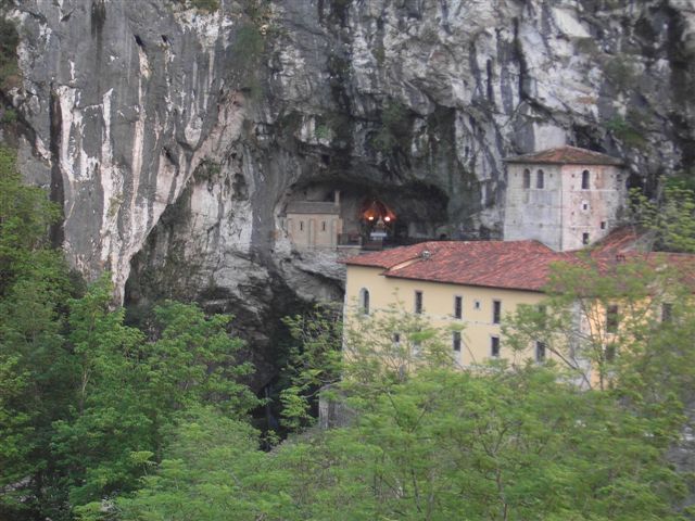 Archivo:Cueva de Santa María - Covadonga.JPG