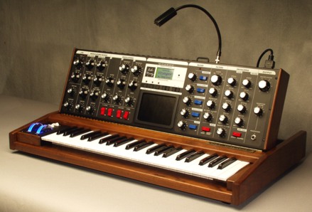 Archivo:Minimoog voyager.jpg