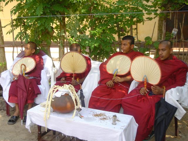 Файл:Monks Attending Ceremony.jpg