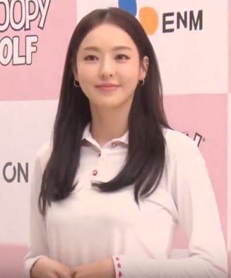 Archivo:190228 '스누피 골프(SNOOPY GOLF)' 팬사인회 이다희 (4).jpg