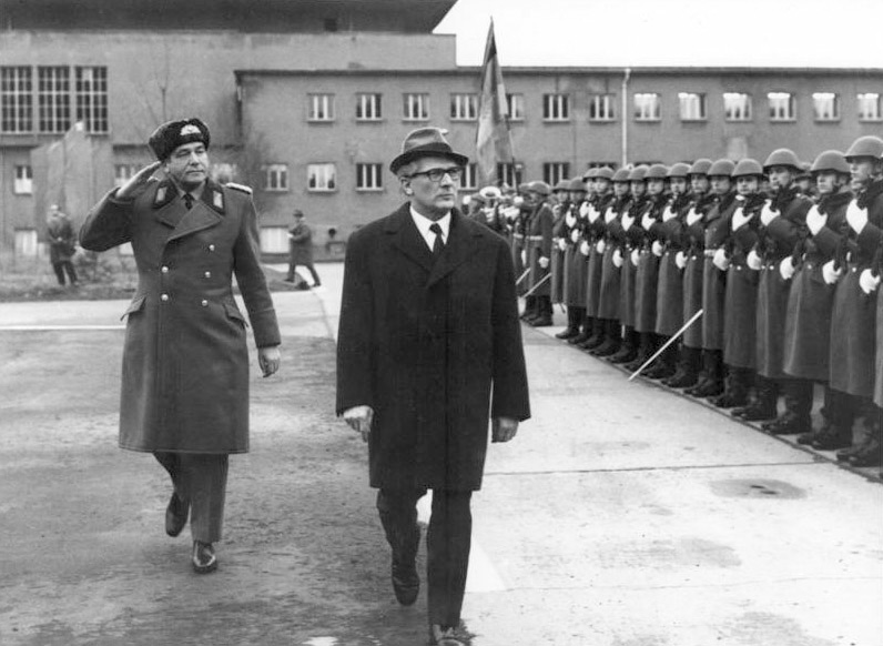 Файл:Bundesarchiv Bild Y 10-1908-80, NVA-Truppenbesuch Erich Honecker.jpg