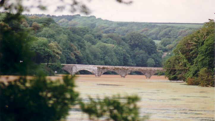 Archivo:Eight-Arch-Bridge-Pembrokeshire.jpg