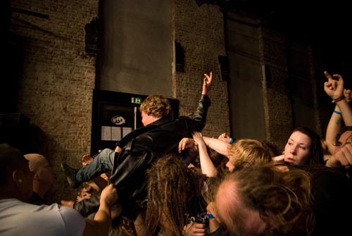 Archivo:Crowdsurfing by Christian Misje.jpg