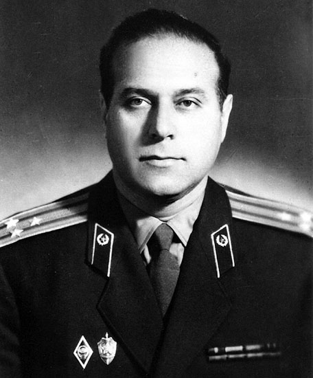 File:Officer Heydar Aliyev.jpg