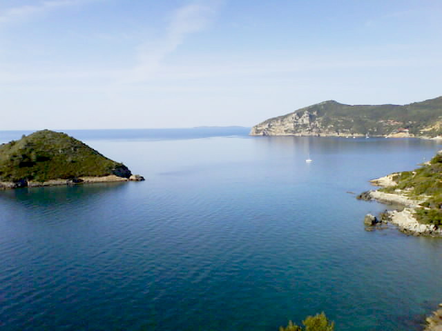 Archivo:Monte Argentario costa sud-est.jpg