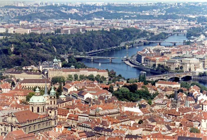 Archivo:Praag (met Moldau).jpg