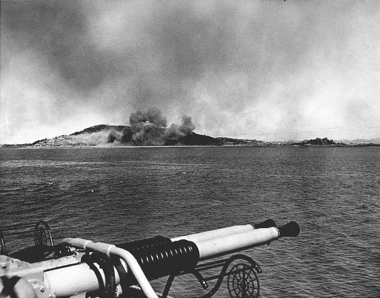 Archivo:Pre-invasion bombardment at Inchon.jpg