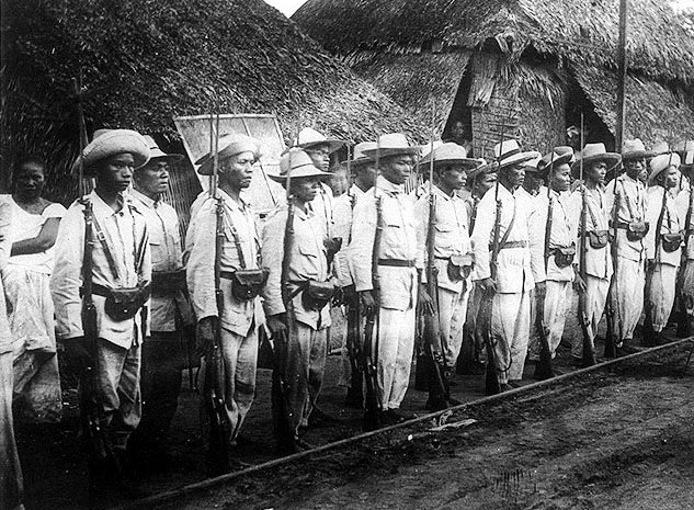 File:Insurgent soldiers in the Philippines 1899.jpg