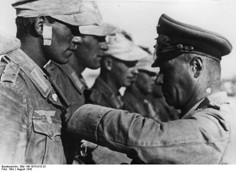 File:Bundesarchiv Bild 146-1973-015-23, Nordafrika, Rommel verleiht Eisernes Kreuz.jpg