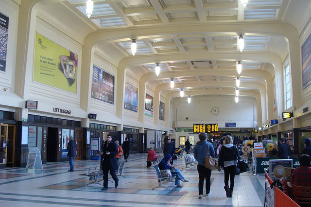 File:Leeds City railway station concourse.jpg